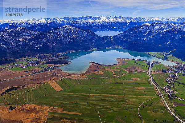 Deutschland  Bayern  Kochelsee und Walchensee  Wettersteingebirge im Hintergrund