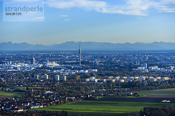 Deutschland  Bayern  München  Stadtbild mit Alpen im Hintergrund