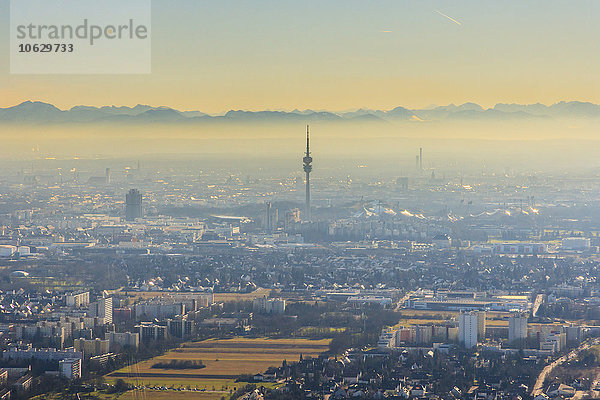 Deutschland  Bayern  München  Stadtbild mit Alpen im Hintergrund