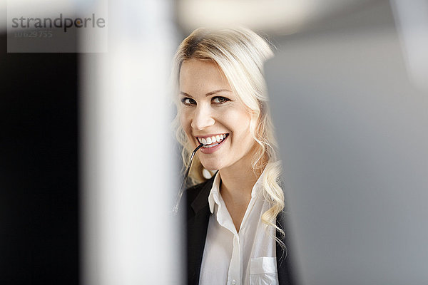 Porträt einer lächelnden blonden Frau im Büro