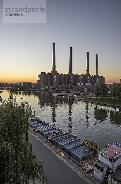 Deutschland  Niedersachsen  Wolfsburg  Autostadt am Abend  Blockheizkraftwerk von Volkswagen