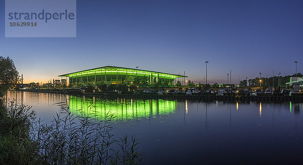 Deutschland  Niedersachsen  Wolfsburg  Autostadt  Volkswagen Arena am Abend