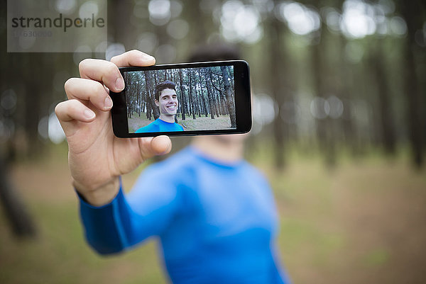 Selfie eines Läufers auf dem Display eines Smartphones