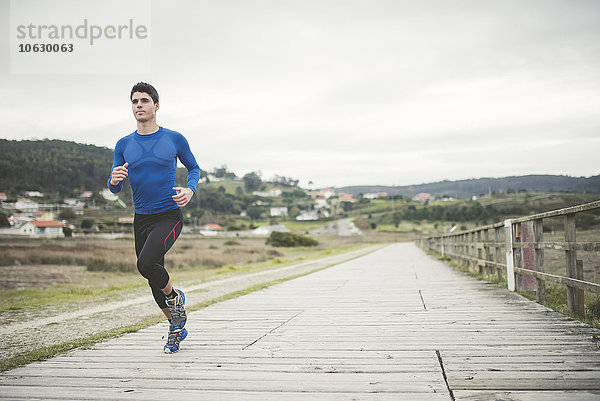 Spanien  Ferrol  Jogger auf der Promenade