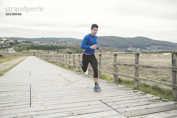 Spanien  Ferrol  Jogger auf der Promenade