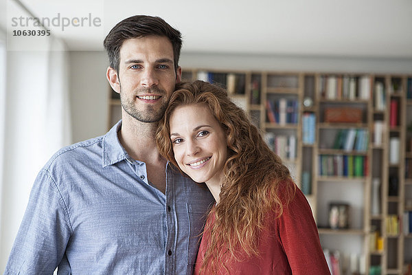 Porträt eines lächelnden Paares zu Hause