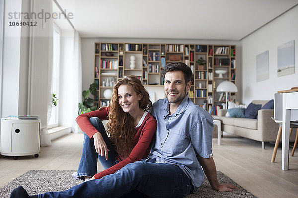 Porträt eines lächelnden Paares  das sich zu Hause entspannt.
