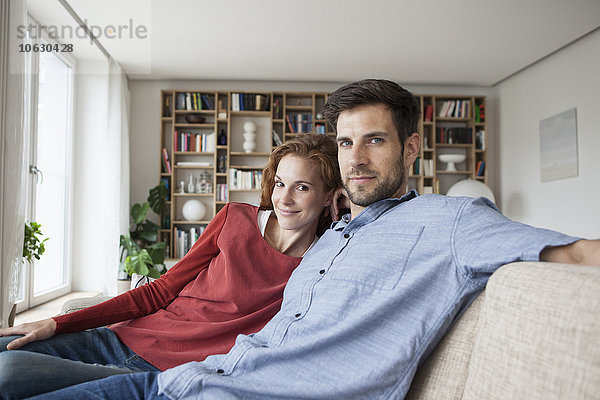 Entspanntes Paar zu Hause auf der Couch