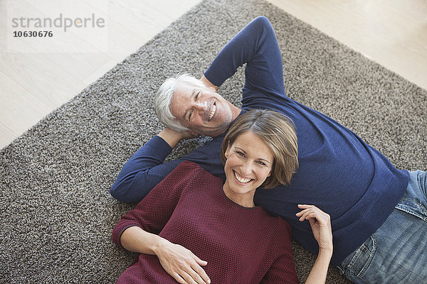Ein glückliches Paar entspannt sich gemeinsam auf dem Teppich