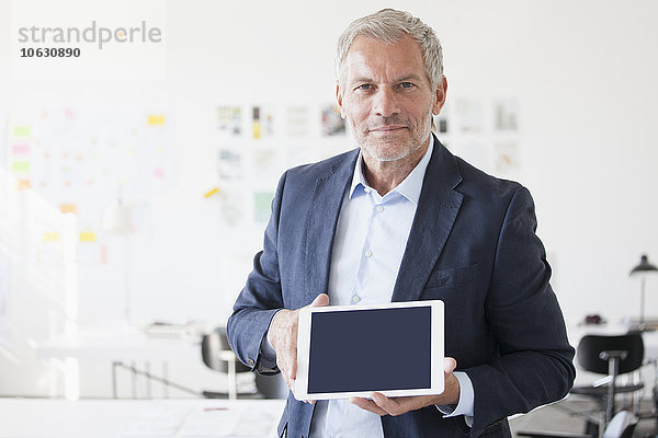 Porträt eines Geschäftsmannes im Büro mit leerer Anzeige des digitalen Tabletts
