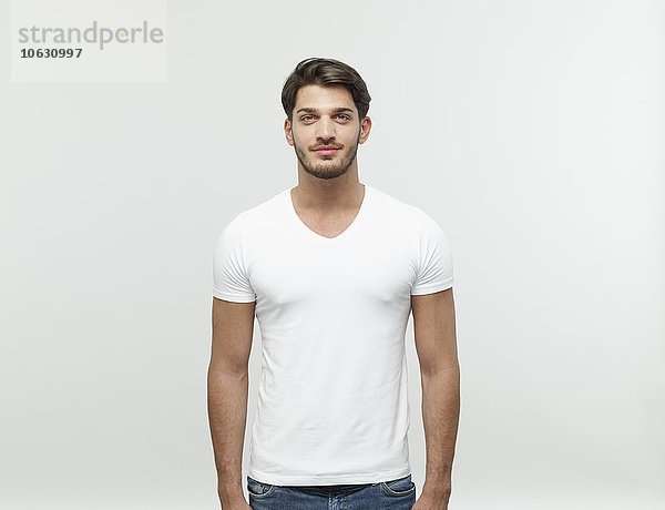 Porträt eines bärtigen jungen blonden Mannes im weißen T-Shirt