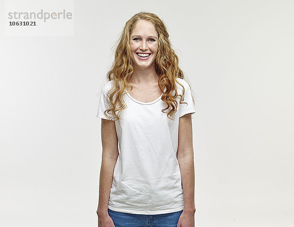 Porträt einer lächelnden jungen Frau mit langen blonden Haaren