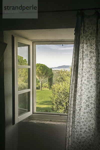 Italien  Toskana  Maremma  Blick aus dem Fenster zur ländlichen Landschaft