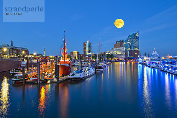 Deutschland  Hafen bei Vollmond  Elbphilharmonie und Hanseatic Trade Center im Hintergrund