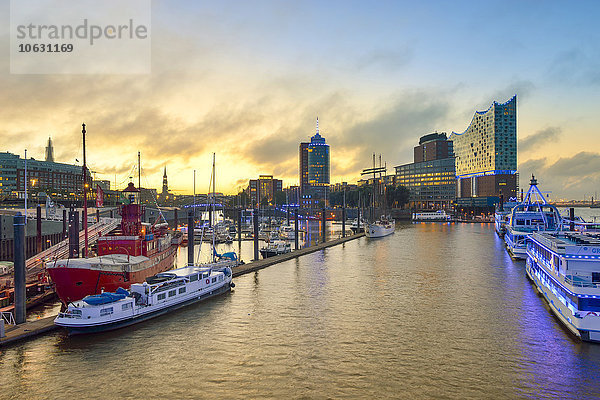 Deutschland  Hafen bei Sonnenaufgang  mit Elbphilharmonie und Hanseatic Trade Center im Hintergrund