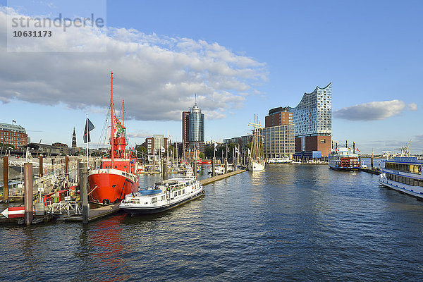 Deutschland  Hafen mit Elbphilharmonie und Hanseatic Trade Center im Hintergrund