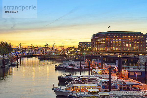 Deutschland  Hamburg  Hafen  Binnenhafen bei Sonnenuntergang