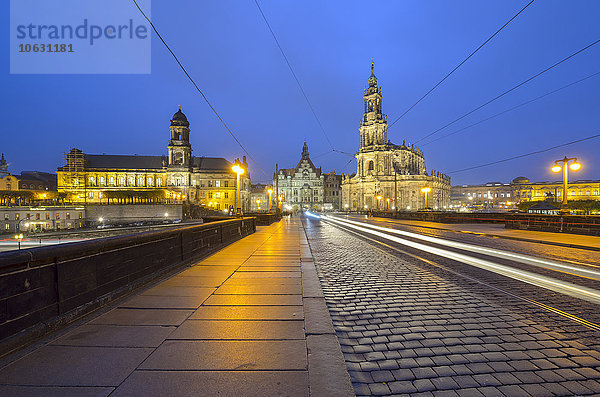 Deutschland Dresden  Augustusbrücke  Altstadt am Abend