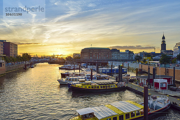 Deutschland  Hamburg  Hafen  Binnenhafen bei Sonnenuntergang