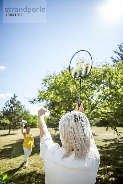 Zwei reife Frauen auf einer Wiese beim Badmintonspiel