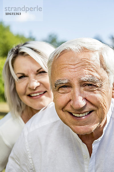 Porträt eines glücklichen älteren Paares im Freien