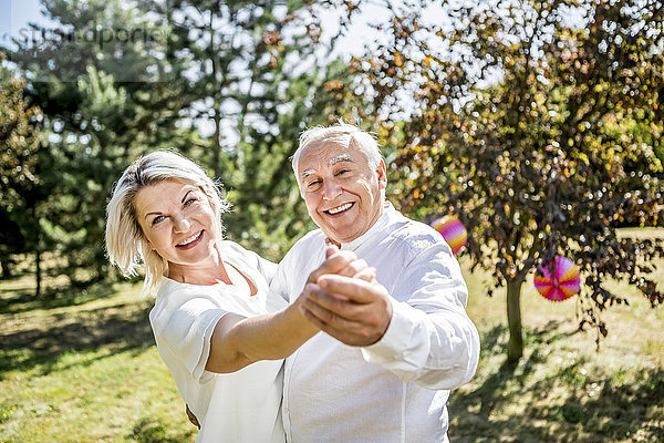 Fröhliches älteres Paar tanzt im Freien