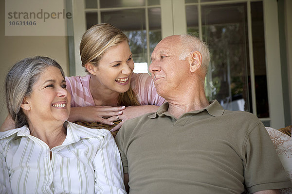 Porträt einer lachenden Frau mit ihren Eltern