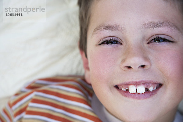 Porträt eines lächelnden kleinen Jungen mit Zahnlücke
