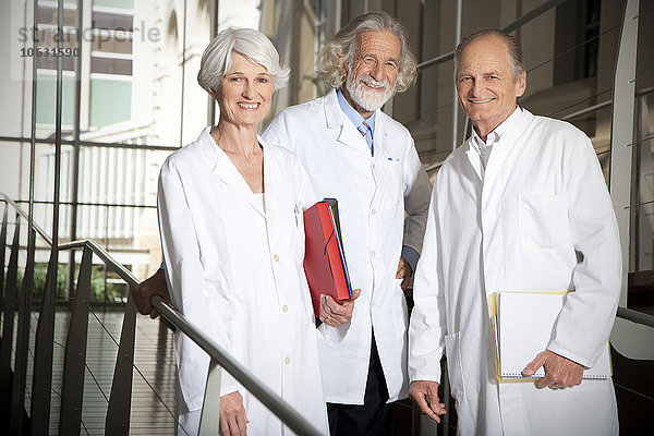 Drei Senioren-Labormäntel an der Universität