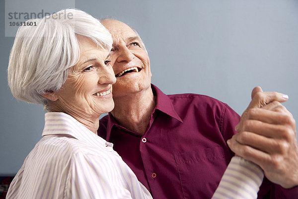 Fröhliches älteres Paar beim Tanzen
