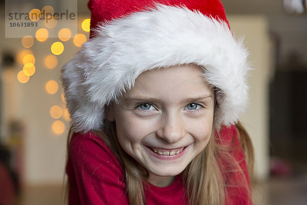 Porträt eines lächelnden Mädchens mit Weihnachtsmütze