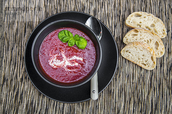 Schale mit Rote-Beete-Suppe  Weißbrot