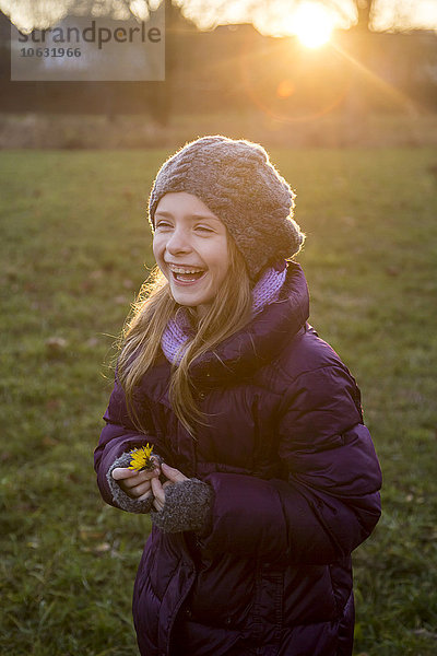Porträt des lachenden Mädchens im Herbst in der Abenddämmerung