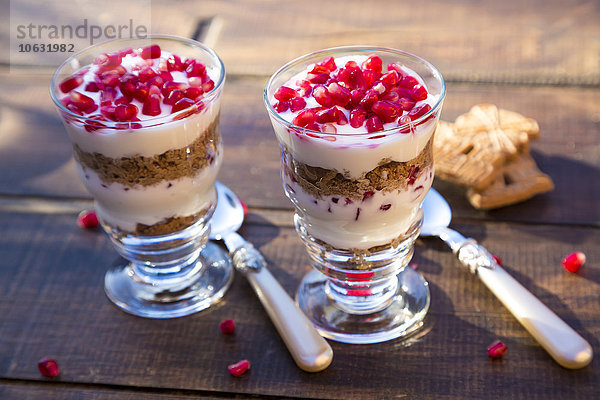Desserts in Gläsern  Granatapfelkerne  Joghurt und Spekuloos