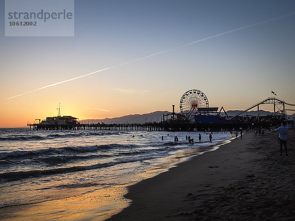 USA  Los Angeles  Blick auf Santa Monica Pier und Pacific Park bei Sonnenuntergang