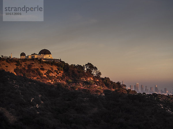 USA  Los Angeles  Griffith Observatorium und Stadtsilhouette bei Sonnenuntergang