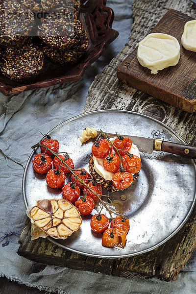Gebratene Tomaten  Crostini mit Ziegenkäse  Knoblauch auf dem Teller