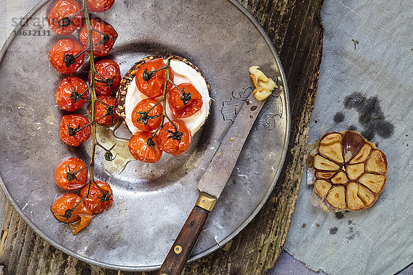Gebratene Tomaten  Crostini mit Ziegenkäse  Knoblauch auf dem Teller