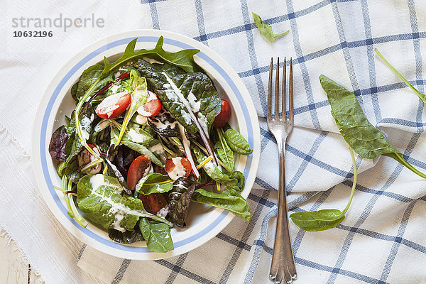 Gemischter grüner Salat mit Joghurtsauce