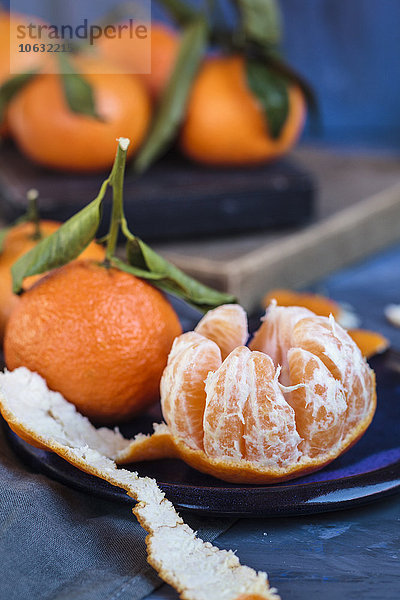 Clementinen auf Teller  geschält