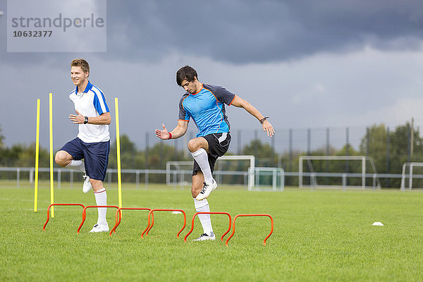 Zwei Fußballspieler trainieren auf dem Sportplatz