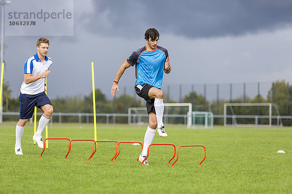 Zwei Fußballspieler trainieren auf dem Sportplatz