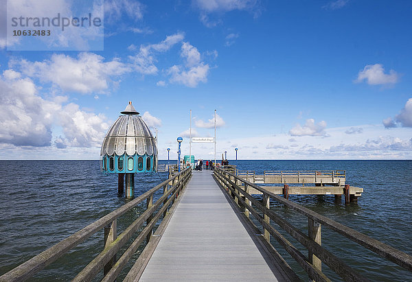 Deutschland  Zingst  Holzsteg und U-Boot-Gondelbahn