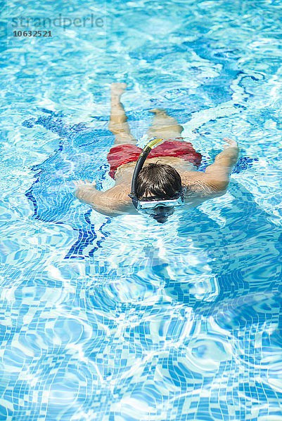 Mann mit Schutzbrille beim Tauchen im Pool