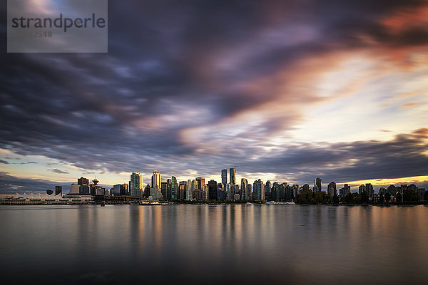 Kanada  Vancouver  Blick auf die Skyline in der Abenddämmerung vom Stanley Park aus gesehen