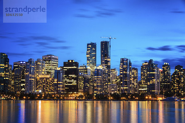 Kanada  Vancouver  Blick auf die Skyline in der Abenddämmerung vom Stanley Park aus gesehen