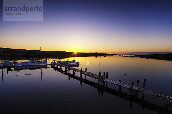 Spanien  Menorca  Hafen bei Sonnenuntergang