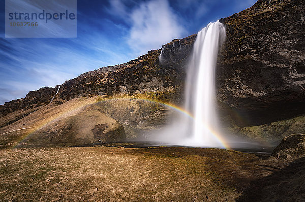 Island  Seljalandsfoss Wasserfall und Regenbogen