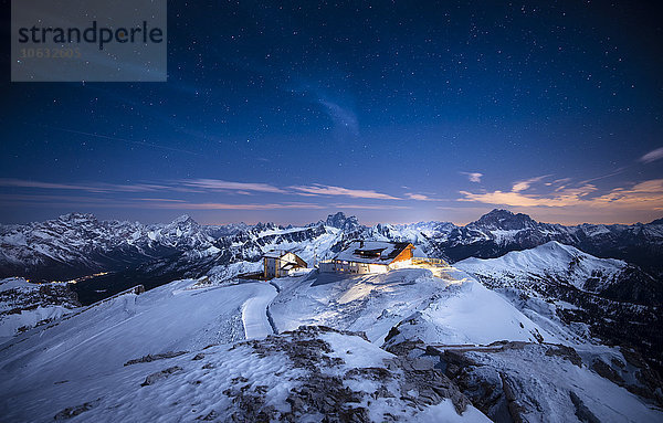 Italien  Südtirol  Dolomiten  Lagazuoi  Almhütte bei Nacht