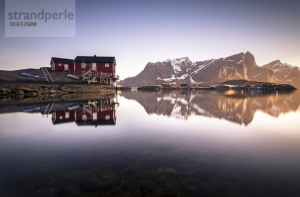 Norwegen  Lofoten  Hamnoy  Fischerhütten am Abend